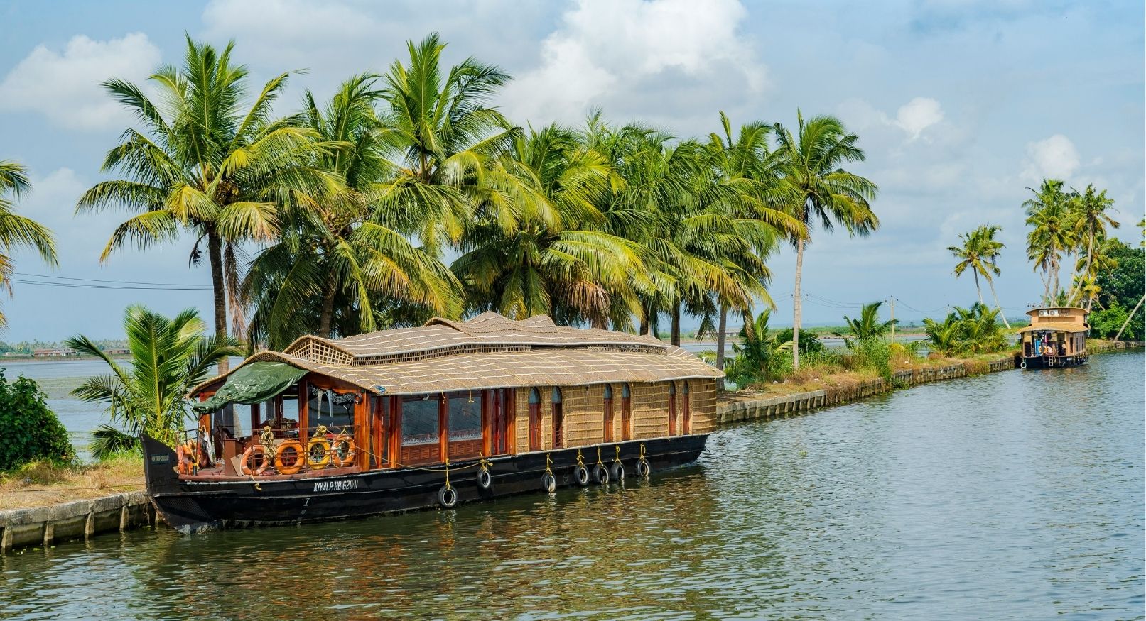 KERALA HOUSEBOAT EXPERIENCE: SAILING A TRADITIONAL RICE BARGE FROM KUMARAKOM TO ALLEPPEY